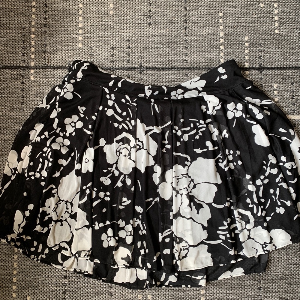 XL floral short flowy skirt